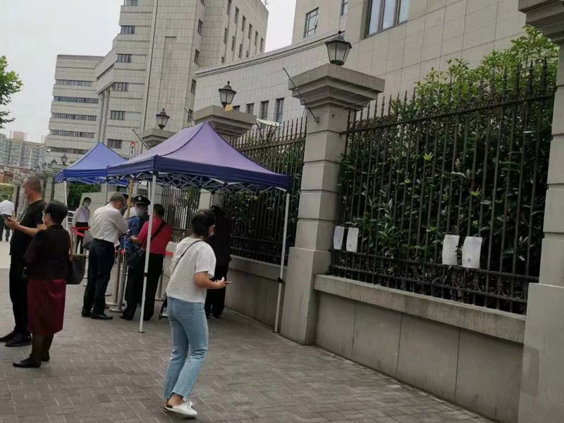 取保候?qū)彴讣≡鲈趺崔k？上海取保候?qū)徛蓭煘槟獯? src="/uploads/76/129.jpg"/></p>
<p>
　　一、案例分析
</p>
<p>
　　上海市公安局最近幾年加大了對犯罪嫌疑人的取保候?qū)徚Χ龋”：驅(qū)彴讣?shù)量激增。例如，去年，上海市公安局就共處理了近5000起取保候?qū)彴讣^前一年增加了約20%。這些案件中，涉及貪污受賄、賭博、妨害公務(wù)等各類犯罪。
</p>
<p>
　　其中，一起涉及貪污的案件引起了廣泛的關(guān)注。該案的主角是某上市公司的高管，他因涉嫌行賄被警方取保候?qū)彙Ｔ摳吖茉趽喂矩攧?wù)總監(jiān)期間，多次向公司供應(yīng)商行賄，共計數(shù)百萬元。警方在接到舉報后，對該高管展開了調(diào)查，并最終將他取保候?qū)彙?</p>
<p>
　　這起案件充分說明了取保候?qū)徶贫鹊谋匾?。如果沒有取保候?qū)忂@種制度，犯罪嫌疑人很有可能會逃避司法追究，進一步危害社會治安。同時，取保候?qū)徶贫纫脖Ｕ狭朔缸锵右扇说臋?quán)益，讓他們能夠在接受調(diào)查的同時，繼續(xù)保持正常的生產(chǎn)和生活秩序。
</p>
<p>
　　二、法律意義
</p>
<p>
　　取保候?qū)徶贫仁侵袊淌略V訟法中的一種強制措施，它的法律意義主要包括以下幾個方面：
</p>
<p>
　　保障社會穩(wěn)定。取保候?qū)徥且环N控制犯罪嫌疑人活動的手段，可以有效遏制犯罪的蔓延，維護社會的穩(wěn)定和安全。
</p>
<p>
　　保護犯罪嫌疑人的合法權(quán)益。取保候?qū)徔梢宰尫缸锵右扇嗽诓槐涣b押的情況下，繼續(xù)進行正常的生產(chǎn)和生活活動，同時也可以讓犯罪嫌疑人接受調(diào)查，保障他們的合法權(quán)益，避免非法羈押。
</p>
<p>
　　保障司法公正。取保候?qū)徥且环N符合法律規(guī)定的強制措施，它必須在法律規(guī)定的范圍內(nèi)實施。這可以保障司法公正，防止濫用權(quán)力和非法行為的發(fā)生。
</p>
<p>
　　維護社會正義。取保候?qū)徥且环N有效的打擊犯罪的手段，它可以追究犯罪嫌疑人的責任，維護社會的正義和公正。以上幾個方面，都是取保候?qū)徶贫鹊姆梢饬x所在。然而，取保候?qū)徶贫纫彩艿搅艘恍┓上拗坪捅Ｗo。接下來，我們將結(jié)合法條，對這些限制和保護進行分析。
</p>
<p>
　　三、法律實踐
</p>
<p>
　　取保候?qū)彽姆上拗聘鶕?jù)《中華人民共和國刑事訴訟法》第八十三條規(guī)定，取保候?qū)彂?yīng)當滿足以下幾個條件：
</p>
<p>
　?。?）犯罪嫌疑人不具備逃跑的危險性；
</p>
<p>
　　（2）犯罪嫌疑人不具備繼續(xù)犯罪的危險性；
</p>
<p>
　　（3）取保候?qū)彶粫Π讣膫刹?、審理造成不利影響?</p>
<p>
　　（4）犯罪嫌疑人有固定住所或者其他能夠保證其不逃逸的財產(chǎn)或者人身保障措施。
</p>
<p>
　　如果這些條件不能夠得到滿足，就不能對犯罪嫌疑人進行取保候?qū)彙?</p>
<p style="TEXT-ALIGN: center"><img alt=