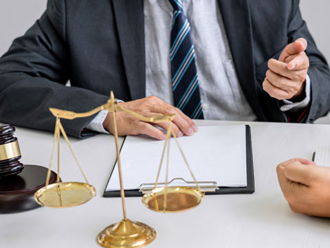上海刑事案件律師 治理性侵兒童犯罪的依法嚴(yán)懲上海取保候?qū)徛蓭? src="/uploads/litimg/IMG_9208.jpg" style="width: 480px; height: 360px;" title="上海刑事案件律師 " /></span></div>
<br />
<p>
<span style="FONT-SIZE: 18px; FONT-FAMILY: 微軟雅黑,Microsoft YaHei"> 問:近年來(lái),各地司法機(jī)關(guān)在預(yù)防兒童性侵犯罪方面做了一些探索,如建立性侵罪犯數(shù)據(jù)庫(kù),查詢特定行業(yè)求職者中是否有性侵犯罪記錄等。對(duì)此,人民法院采取了哪些措施?對(duì)進(jìn)一步做相關(guān)工作有什么建議?</span></p>
<p>
<span style="FONT-SIZE: 18px; FONT-FAMILY: 微軟雅黑,Microsoft YaHei"> 答:兒童性侵犯是一個(gè)復(fù)雜的社會(huì)問題,也是世界各國(guó)面臨的嚴(yán)峻挑戰(zhàn)。從我國(guó)的司法實(shí)踐和國(guó)際社會(huì)的經(jīng)驗(yàn)來(lái)看,控制對(duì)兒童的性侵犯犯罪,需要堅(jiān)持打擊和預(yù)防犯罪并重的原則,建立跨部門合作和干預(yù)機(jī)制,協(xié)調(diào)行政、司法、家庭、學(xué)校和社會(huì)資源,形成打擊和預(yù)防犯罪的合力。人民法院作為司法機(jī)關(guān),充分發(fā)揮司法職能作用,研究發(fā)布司法政策文件,加強(qiáng)業(yè)務(wù)指導(dǎo)和培訓(xùn),始終堅(jiān)持依法嚴(yán)懲侵害兒童犯罪的態(tài)勢(shì),形成強(qiáng)大的震撼力。同時(shí),人民法院積極拓展司法職能,針對(duì)案件審理中發(fā)現(xiàn)的社會(huì)管理薄弱環(huán)節(jié)和問題,一直并將繼續(xù)以司法建議的形式及時(shí)告知有關(guān)部門,共同做好相關(guān)防范和保障工作。</span></p>
<p>
<span style="FONT-SIZE: 18px; FONT-FAMILY: 微軟雅黑,Microsoft YaHei"> 近年來(lái),最高人民法院指示山東、四川等地法院探索涉及法院、檢察院、公安、教育、民政、團(tuán)委、婦聯(lián)等相關(guān)職能部門的聯(lián)動(dòng)機(jī)制試點(diǎn)。懲治和預(yù)防針對(duì)未成年人和留守兒童的犯罪,搭建跨部門聯(lián)席會(huì)議平臺(tái),明確和細(xì)化各成員單位在預(yù)防兒童性侵害方面的職責(zé),預(yù)防和減少性侵害犯罪的發(fā)生。為了確保及時(shí)發(fā)現(xiàn)和制止犯罪,并向受害兒童提供更好的援助和保護(hù),在一些情況下取得了積極成果,相關(guān)試點(diǎn)項(xiàng)目得到了兒童基金會(huì)和其他伙伴的好評(píng)。當(dāng)然,我們也發(fā)現(xiàn)了一些問題,比如性侵累犯率高。近年來(lái),一些NPC代表和CPPCC成員呼吁建立兒童性侵犯強(qiáng)制性報(bào)告制度,建立兒童性侵犯罪犯信息數(shù)據(jù)庫(kù)并披露其信息,一些地區(qū)正在進(jìn)行試點(diǎn)探索。但由于公民基本權(quán)利受到限制,不舉報(bào)的法律責(zé)任后果不明確,公開性侵有犯罪記錄和劣跡的人的標(biāo)準(zhǔn)、范圍和程序不明確。開放的信息系統(tǒng)只有針對(duì)這類人配合特殊的矯正和控制措施,才能更好地發(fā)揮應(yīng)有的預(yù)防作用,缺乏相關(guān)的上位法律依據(jù)。因此,迫切需要在立法中做出明確規(guī)定,以彌補(bǔ)社會(huì)治理的不足,并為兒童建立一個(gè)更安全和更強(qiáng)大的社會(huì)保護(hù)網(wǎng)絡(luò)。</span></p>
<p>
<span style="FONT-SIZE: 18px; FONT-FAMILY: 微軟雅黑,Microsoft YaHei"> 附強(qiáng)奸猥褻兒童典型案例。</span></p>
<p>
<span style="FONT-SIZE: 18px; FONT-FAMILY: 微軟雅黑,Microsoft YaHei"> 魏明輝強(qiáng)奸案。</span></p>
<p>
<span style="FONT-SIZE: 18px; FONT-FAMILY: 微軟雅黑,Microsoft YaHei"> (一)基本情況。</span></p>
<p>
<span style="FONT-SIZE: 18px; FONT-FAMILY: 微軟雅黑,Microsoft YaHei"> 2016年2月9日20時(shí),被告人魏明輝在貴州省黔東南苗族侗族自治州某縣新門外同村遇到A(受害人,女,5歲),正在玩耍。他以放鞭炮為由,把A騙到老宅門口,雙手放在A脖子上昏迷,然后抱到自己負(fù)責(zé)的田里的紅薯洞里。他去老房子帶了把劈柴刀和鋤頭。根據(jù)法醫(yī)鑒定,A是被別人掐死的。他被性侵的時(shí)候還活著,脖子還沒割就死了。</span></p>
<p>
<span style="FONT-SIZE: 18px; FONT-FAMILY: 微軟雅黑,Microsoft YaHei"> (二)裁判結(jié)果。</span></p>
<p>
<span style="FONT-SIZE: 18px; FONT-FAMILY: 微軟雅黑,Microsoft YaHei"> 貴州省黔東南苗族侗族自治州人民檢察院以被告人魏明輝犯故意殺人罪、強(qiáng)奸罪起訴。黔東南苗族侗族自治州中級(jí)人民法院經(jīng)審理認(rèn)為,被告魏明輝無(wú)視國(guó)家法律,酒后勒死被害人的脖子,強(qiáng)奸被害人,致使被害人死亡。魏明輝的行為已經(jīng)構(gòu)成強(qiáng)奸罪。犯罪情節(jié)特別惡劣、后果特別嚴(yán)重、社會(huì)危害性特別大的,應(yīng)當(dāng)依法從重處罰。根據(jù)《中華人民共和國(guó)刑法》第二百三十六條第(二)項(xiàng)、第(一)項(xiàng)、第(五)項(xiàng)規(guī)定,被告人魏明輝因強(qiáng)奸罪被判處死刑,剝奪政治權(quán)利終身。</span></p>
<p>
<span style="FONT-SIZE: 18px; FONT-FAMILY: 微軟雅黑,Microsoft YaHei"> 宣判后,被告人魏明輝提出上訴。貴州省高級(jí)人民法院依法舉行聽證會(huì),裁定駁回上訴,維持原判,提請(qǐng)最高人民法院依法核準(zhǔn)。經(jīng)審查,最高人民法院依法批準(zhǔn)對(duì)被告人魏明輝判處死刑。魏明輝最近被處決了。+</span><br />
</p>
<p style="text-align: center;">
<span style="FONT-SIZE: 18px; FONT-FAMILY: 微軟雅黑,Microsoft YaHei"><img alt=